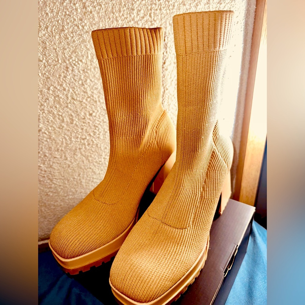 Cute brown boots! 
Great for a fall or winter look! 
Never been worn